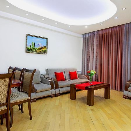 3 Bedroom Apartment Near Republic Square เยเรวาน ภายนอก รูปภาพ